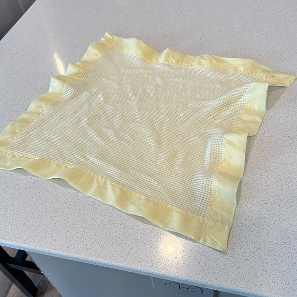 Baby Morgan Waffle Weave yellow Woven Blanket Nylon Trim USA made 18x18 - Picture 1 of 11